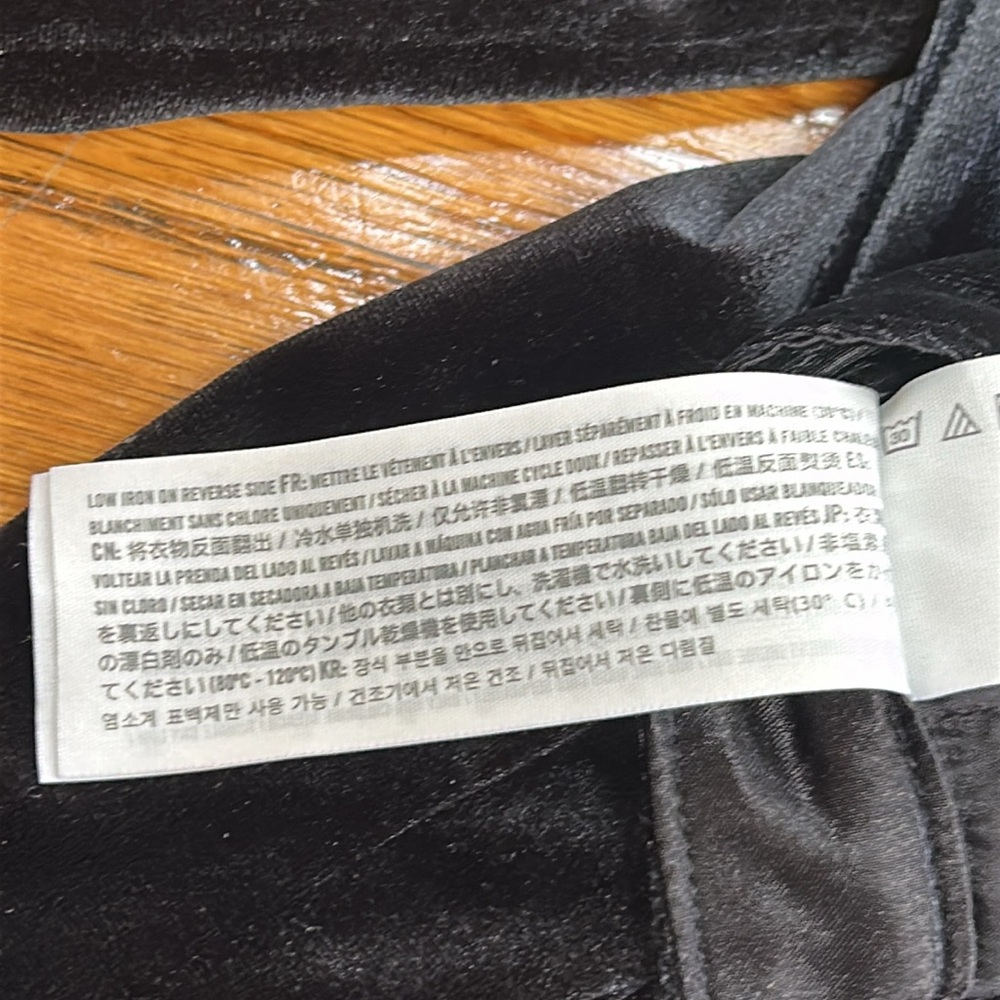 Abercrombie & Fitch velvet crop pants.  Side zip, pockets. Black. Medium. - Picture 4 of 10